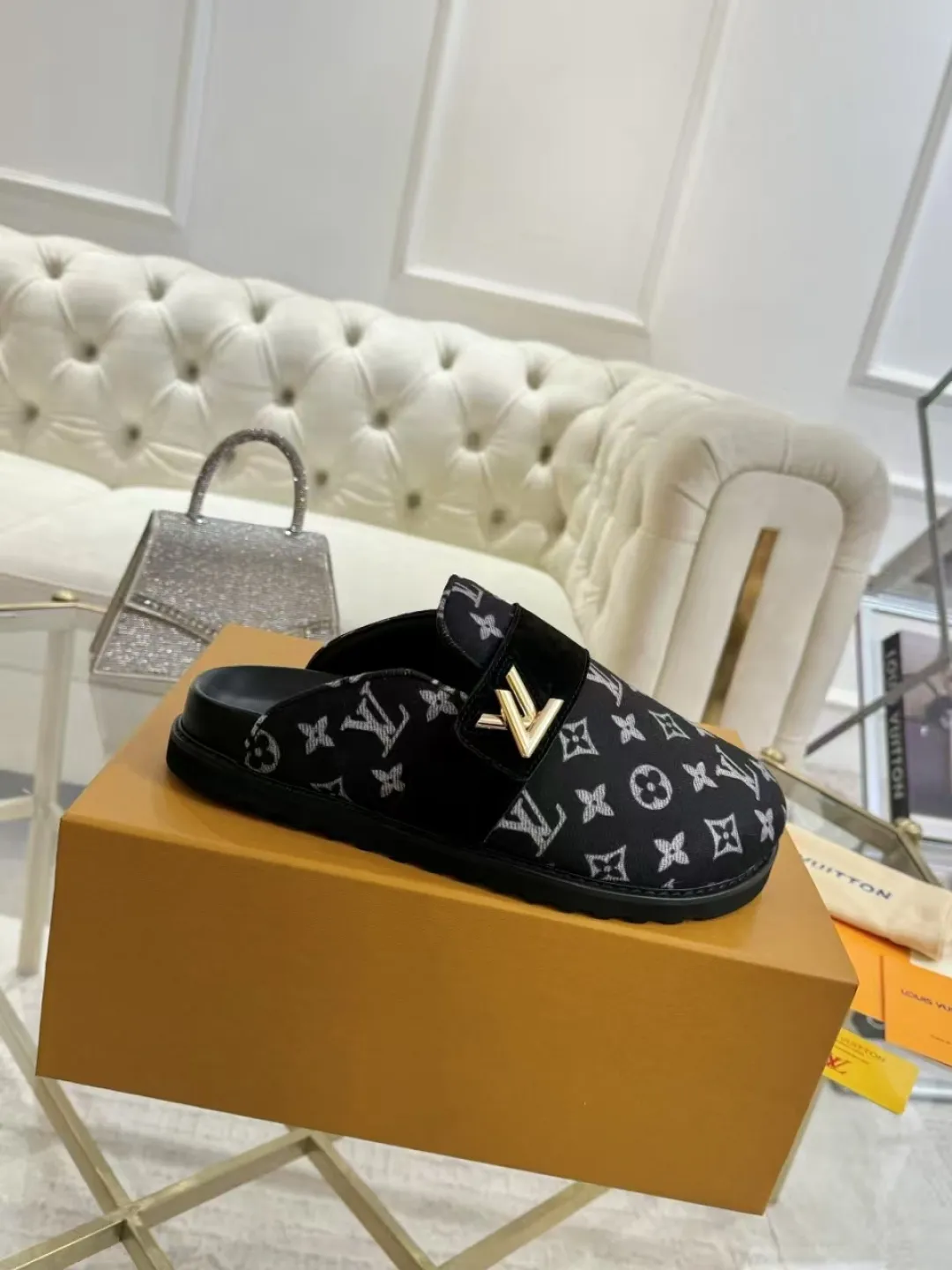 p560 High version women's toe-cap slippers ✨ **LV classic toe-toe slippers | Eternal elegance, starting from the toes** ✨ This pair of **Louis Vuitton classic toe-toe slippers** is an **eternal legend** in the fashion industry, and every detail tells **luxury and taste**. ... **Versatile, no matter the style**: ▪ Pair with jeans, casual and high-end ▪ Pair with a dress, elegant and lazy ▪ Commuting or dating, easily manage various occasions 💖 **Fashion icons are wearing it**, what are you waiting for?   **Owning it means owning an eternal classic**! ✨ #Louis Vuitton #LV slippers #Advanced sense of wear #Classic never goes out of style Fabric: Classic jacquard fabric Lining: Sheepskin lining Sole: Original rubber sole Size: Female 35-41 Male 38-46
